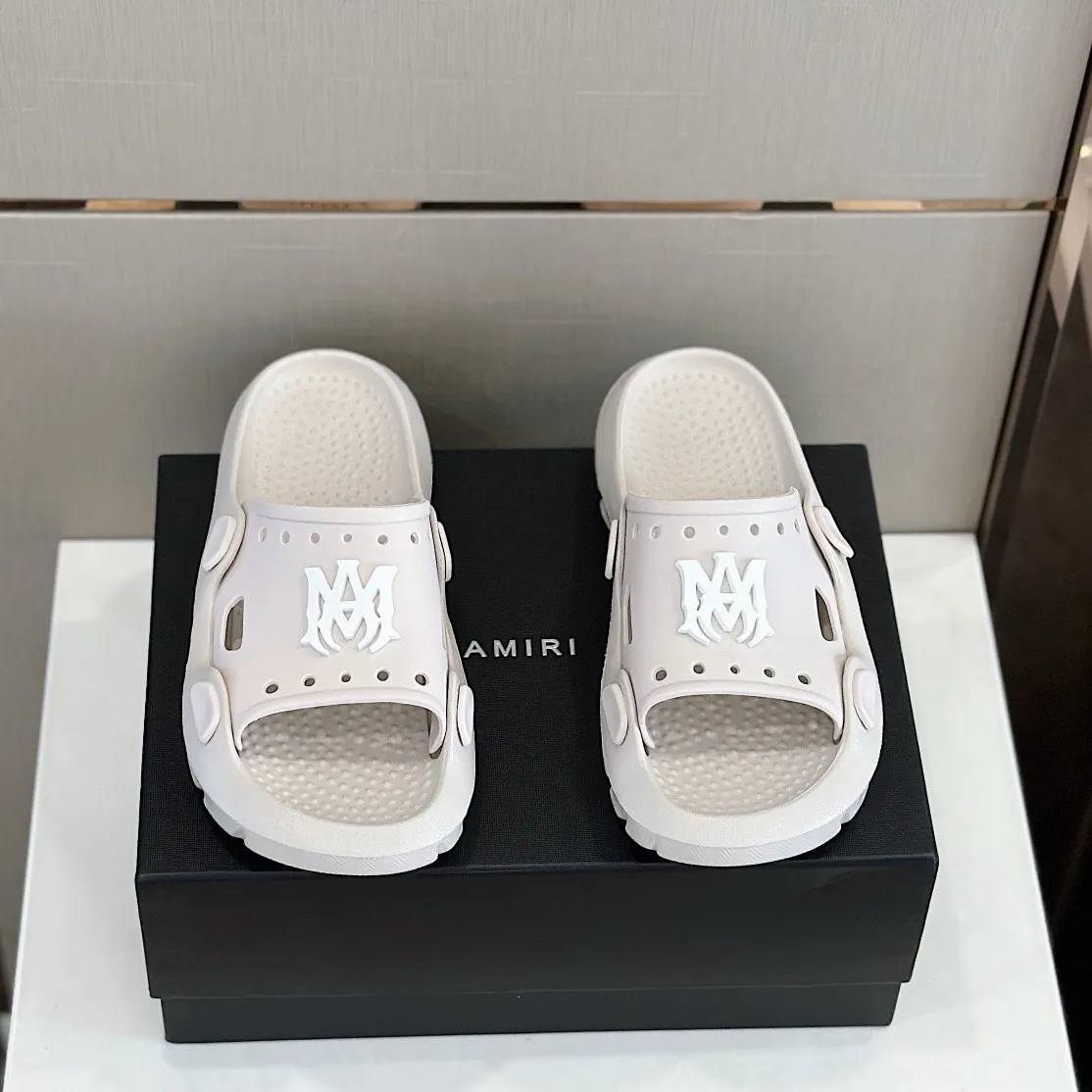 Men's shoes 💰P320💰amiri high-end boutique luxury slippers, 1:1 high-end quality, casual and sunny, loose and comfortable, the highest version of high-quality boutique, a must-have in summer! Code number: 39--46